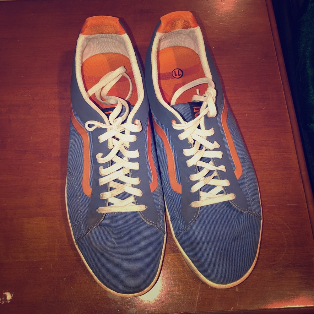 Vans off the wall men’s sneakers! 💙🧡